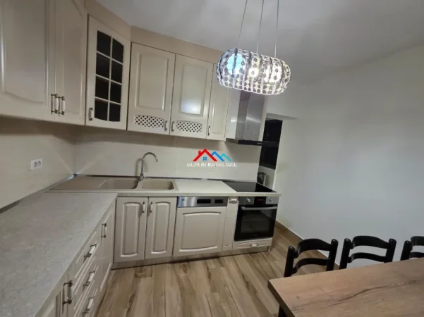 Tirane, jepet me qera apartament 4+1+Ballkon Kati 3, 120 m² 1.500 € (RRUGA MINE PEZA)