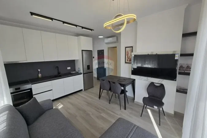 Tirane, jepet me qera apartament 2+1+Ballkon Kati 2, 900 € (Bulevardi i ri)
