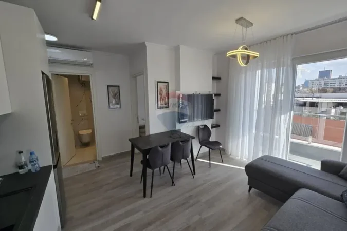Tirane, jepet me qera apartament 2+1+Ballkon Kati 2, 900 € (Bulevardi i ri)