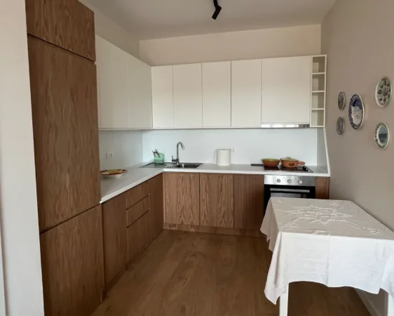 Tirane, jepet me qera apartament 2+1 , 104 m² 1.100 € 