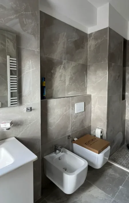 Tirane, jepet me qera apartament 2+1 , 104 m² 1.100 € 