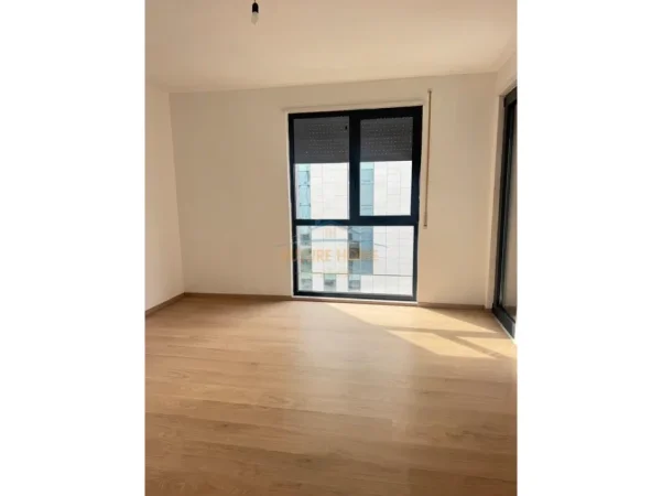 Tirane, jepet me qera apartament 2+1+2+Post Parkimi, Kati 5, 118 m² 700 € (Akses Tirana – Doganë)