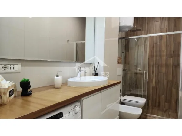 Tirane, jepet me qera apartament 2+1 Kati 3, 95 m² 800 € (RRUGA FREDERIK SHIROKA, 21 DHJETORI)