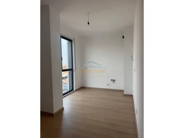 Tirane, jepet me qera apartament 2+1+2+Post Parkimi,  Kati 5, 118 m² 700 € (Akses Tirana – Doganë)