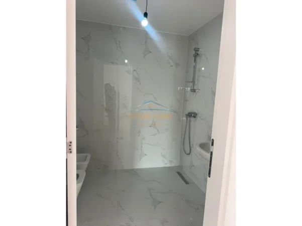 Tirane, jepet me qera apartament 2+1+2+Post Parkimi,  Kati 5, 118 m² 700 € (Akses Tirana – Doganë)