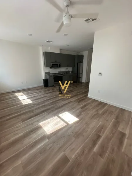 Tirane, jepet me qera zyre Kati 6, 76 m² 420 € (YZBERISHT)