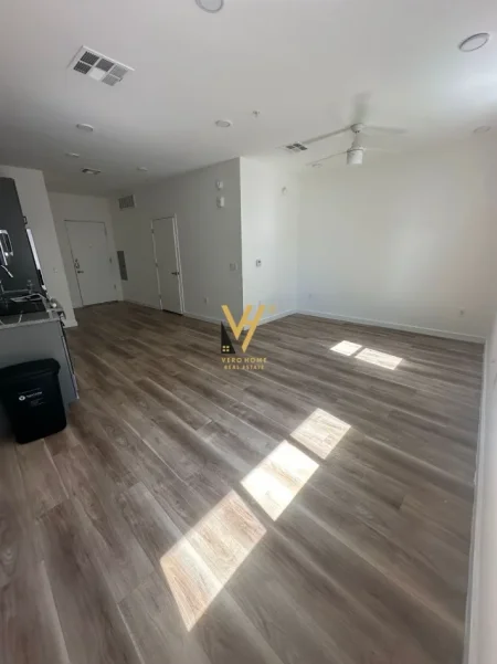 Tirane, jepet me qera zyre Kati 6, 76 m² 420 € (YZBERISHT)