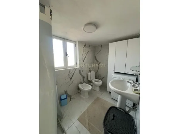 Durres, jepet me qera shtepi 2+1 , 301 m² 500 € 