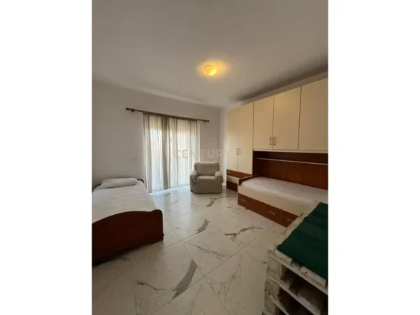 Durres, jepet me qera shtepi 2+1 , 301 m² 500 € 