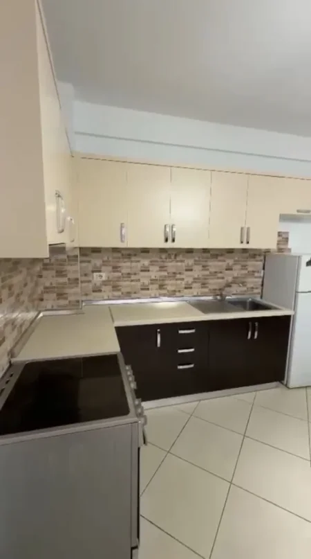 Jepet me Qera Apartament 2+1 i mobiluar në Astir me cmimin 500 mijë lekë,