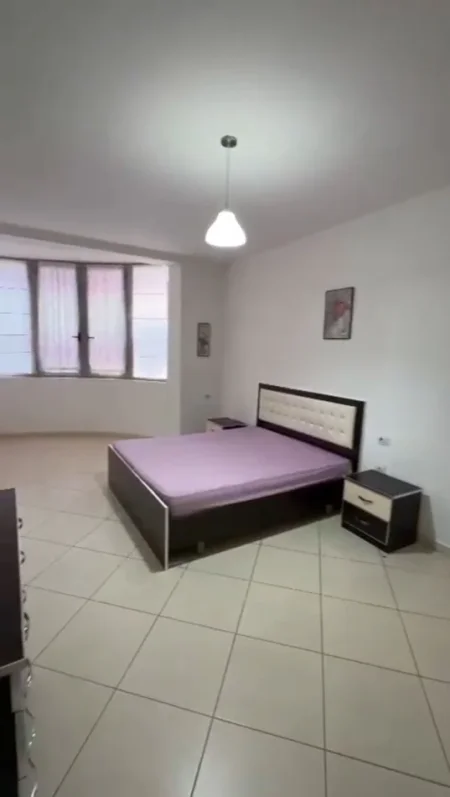 Jepet me Qera Apartament 2+1 i mobiluar në Astir me cmimin 500 mijë lekë,