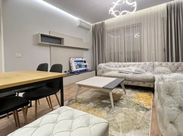 Tirane, jepet me qera apartament 1+1 , 80 m² 800 € (Kompleksi Delijorgji)