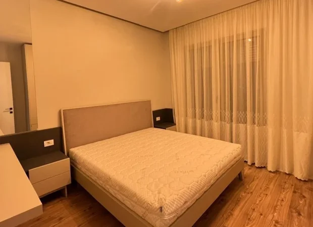 Tirane, jepet me qera apartament 1+1 , 80 m² 800 € (Kompleksi Delijorgji)