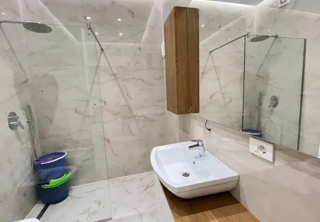 Tirane, jepet me qera apartament 1+1 , 80 m² 800 € (Kompleksi Delijorgji)