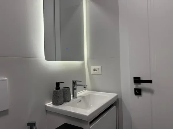 Tirane, shitet apartament 2+1+Ballkon Kati 4, 65 m² 193.000 € (21 Dhjetori)