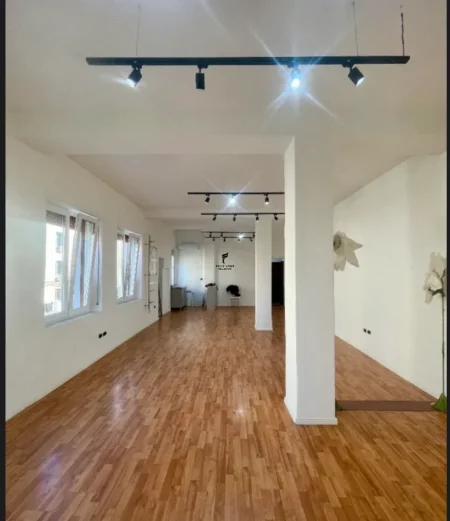 Tirane, jepet me qera zyre Kati 2, 71 m² 800 € (BLLOKU)