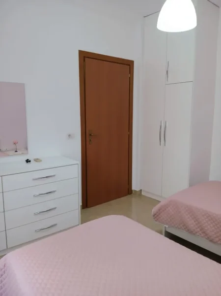 Tirane, jepet me qera apartament 2+1+Ballkon Kati 2, 120 m² 500 mije leke