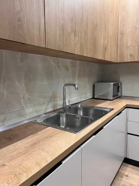 Tirane, jepet me qera apartament 1+1+Ballkon Kati 1, 70 m² 600 € (RR. Mine Peza, mbrapa ish-Ambasadës Jugosllave)