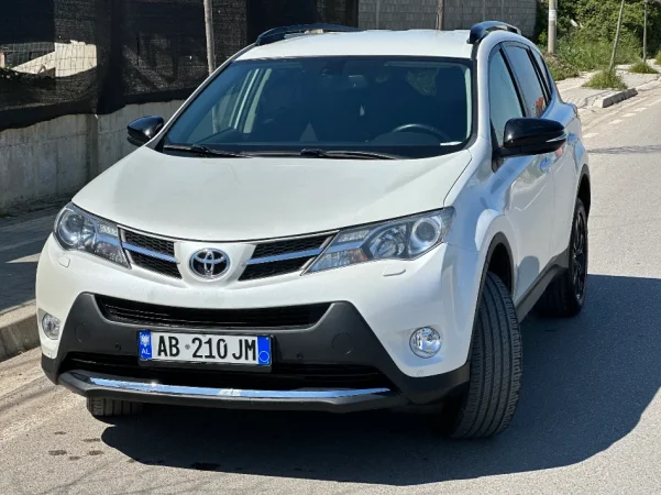 Tirane, shitet makine Toyota Rav4 2.2 diesel 2014 Nafte, e bardhë automatik Klima 208.000 km 14.890 €