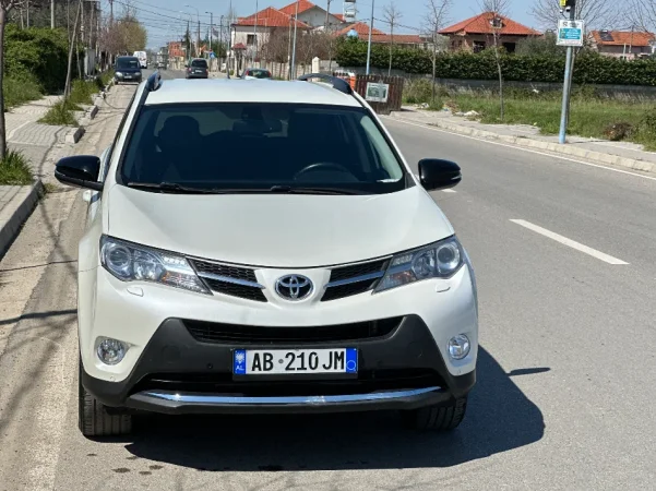 Tirane, shitet makine Toyota Rav4 2.2 diesel 2014 Nafte, e bardhë automatik Klima 208.000 km 14.890 €