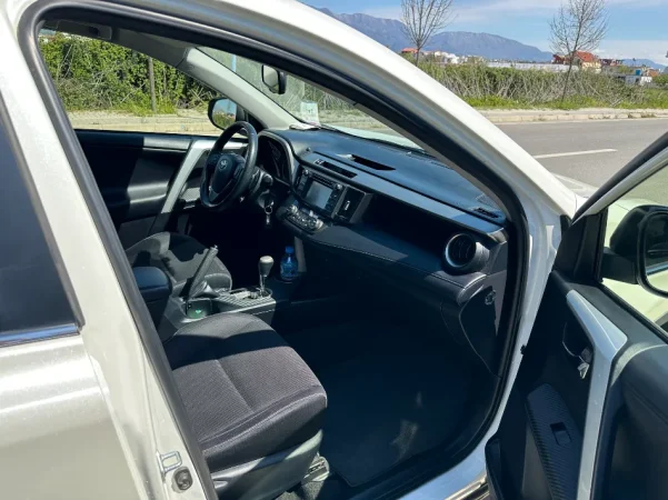 Tirane, shitet makine Toyota Rav4 2.2 diesel 2014 Nafte, e bardhë automatik Klima 208.000 km 14.890 €