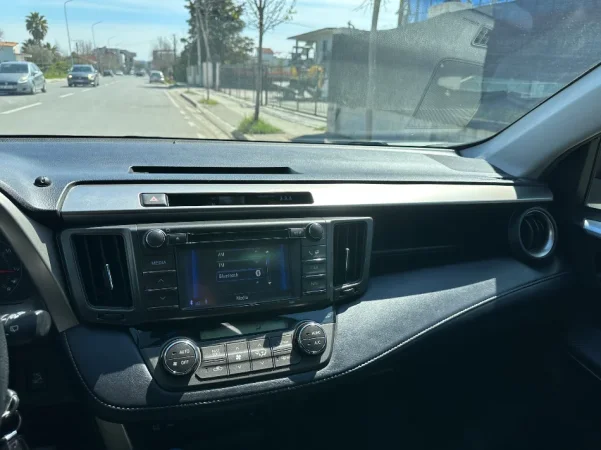 Tirane, shitet makine Toyota Rav4 2.2 diesel 2014 Nafte, e bardhë automatik Klima 208.000 km 14.890 €