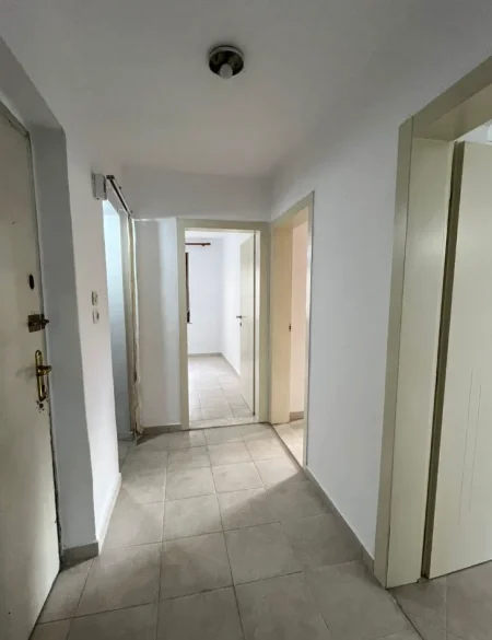 Tirane, jepet me qera zyre , 80 m² 950 € (21 Dhjetori)