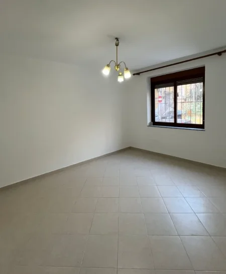 Tirane, jepet me qera zyre , 80 m² 950 € (21 Dhjetori)