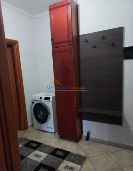 Tirane, jepet me qera apartament 1+1+Ballkon Kati 4, 71 m² 520 € (Rruga Irfan Tomini)