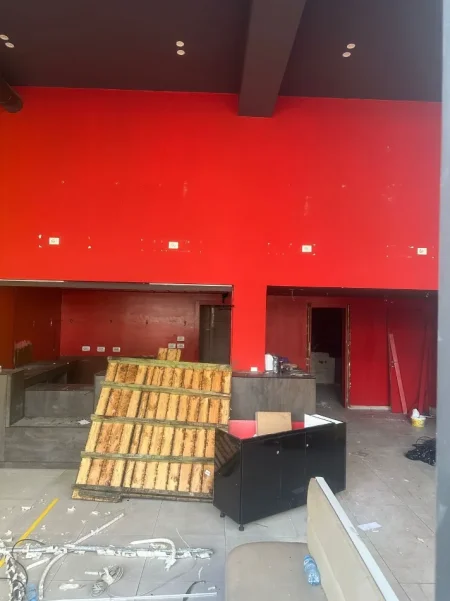 Tirane, jepet me qera dyqan Kati 0, 120 m² 4.000 € (QENDER)