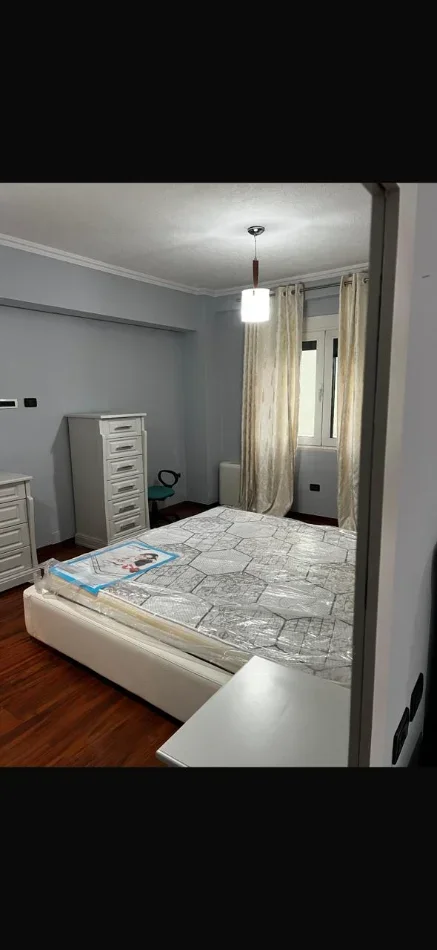 Tirane, jepet me qera apartament 3+1 Kati 3, 160 m² (BLLOK PRANE PICERI ERA)
