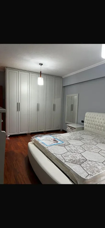 Tirane, jepet me qera apartament 3+1 Kati 3, 160 m² (BLLOK PRANE PICERI ERA)