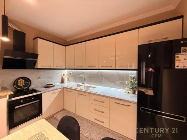 Tirane, jepet me qera apartament 2+1+Ballkon Kati 7, 100 m² 900 € (komuna e parisit)