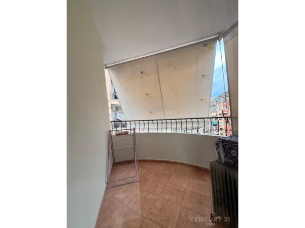 Tirane, jepet me qera apartament 2+1+Ballkon Kati 7, 100 m² 900 € (komuna e parisit)