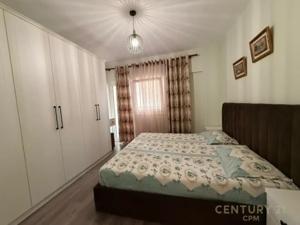 Tirane, jepet me qera apartament 2+1+Ballkon Kati 7, 100 m² 900 € (komuna e parisit)