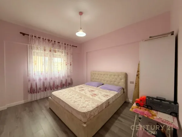 Tirane, jepet me qera apartament 2+1+Ballkon Kati 7, 100 m² 900 € (komuna e parisit)