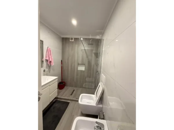 Tirane, jepet me qera apartament 2+1+Ballkon Kati 7, 100 m² 900 € (komuna e parisit)