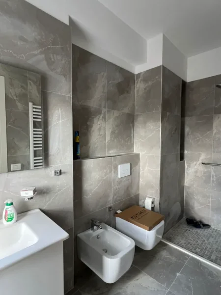 Tirane, jepet me qera apartament 2+1 Kati 8, 105 m² 1.100 € (MYSLYM SHYR)