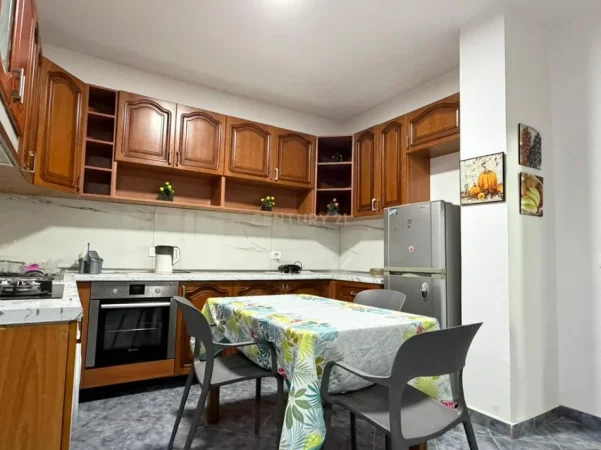 Tirane, jepet me qera apartament 2+1 Kati 4, 70 m² 400 € (Thesari, Fresk)