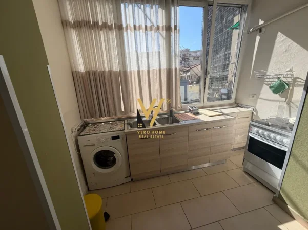Tirane, jepet me qera apartament 1+1+Ballkon Kati 1, 70 m² 620 € (QENDER)