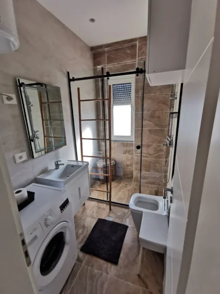 Tirane, jepet me qera apartament 1+1 , 56 m² 450 € (KOPESHTI BOTANIK)