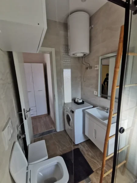Tirane, jepet me qera apartament 1+1 , 56 m² 450 € (KOPESHTI BOTANIK)