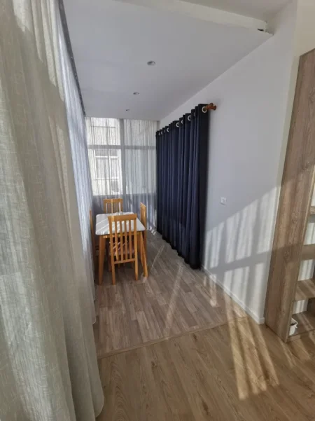 Tirane, jepet me qera apartament 1+1 , 56 m² 450 € (KOPESHTI BOTANIK)