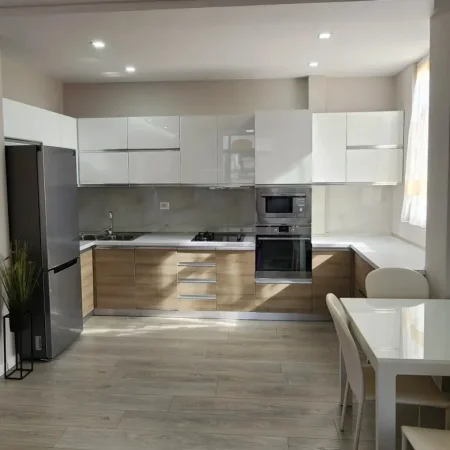 Tirane, jepet me qera apartament 1+1 Kati 3, 78 m² 850 € (Rruga e Kavajes)