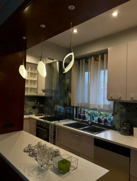 Tirane, jepet me qera apartament 3+1 Kati 3, 160 m² 1.800 € (Bllok, prane Piceri Eres)