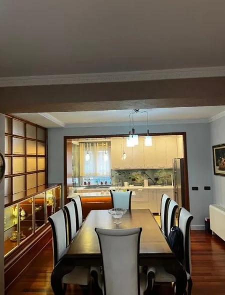 Tirane, jepet me qera apartament 3+1 Kati 3, 160 m² 1.800 € (Bllok, prane Piceri Eres)