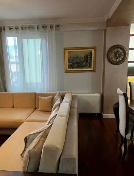 Tirane, jepet me qera apartament 3+1 Kati 3, 160 m² 1.800 € (Bllok, prane Piceri Eres)