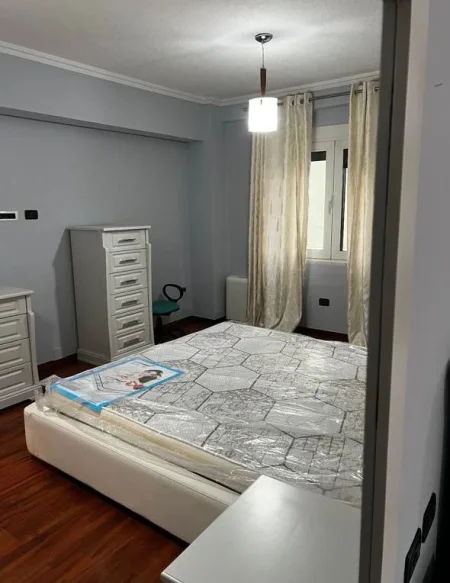 Tirane, jepet me qera apartament 3+1 Kati 3, 160 m² 1.800 € (Bllok, prane Piceri Eres)