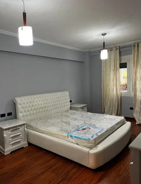 Tirane, jepet me qera apartament 3+1 Kati 3, 160 m² 1.800 € (Bllok, prane Piceri Eres)