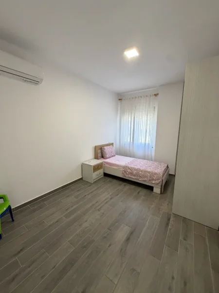 Durres, jepet me qera apartament 2+1+Ballkon Kati 2, 600 € (Vollga)
